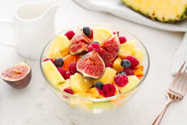 Masanın üzerinde lezzetli meyve salatası ile kase