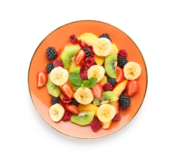 Plate med velsmakende fruktsalat på hvit bakgrunn – stockfoto