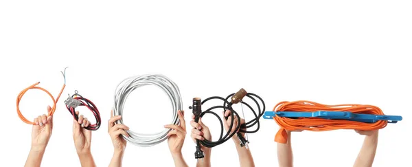 Mains féminines avec des outils d'électricien sur fond blanc — Photo