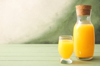 Bardak ve bir şişe taze meyve suyu.