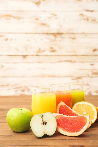 Glasses of fresh fruit juice on table — Stock Photo, Image