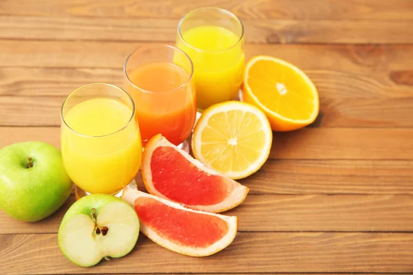 Окуляри свіжого фруктового соку на столі — стокове фото