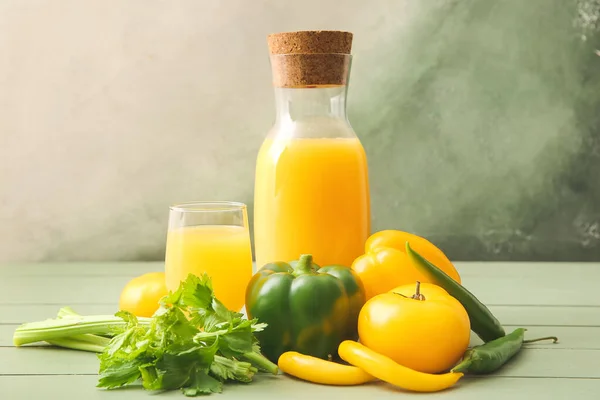 Glass and bottle of fresh vegetable juice on table — Stock Photo, Image