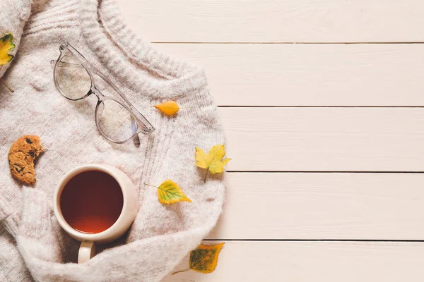 Vacker höst sammansättning med varm tröja och kopp te på trä bakgrund — Stockfoto