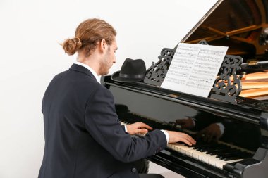 Konserde kuyruklu piyano çalan adam
