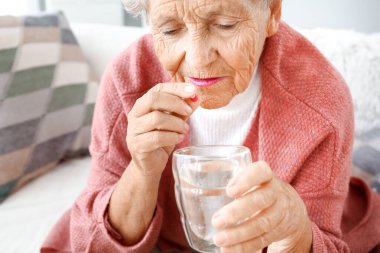 yaşlı kadın evde ilacı