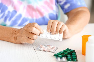 Masada haplı yaşlı kadın, yakın plan.