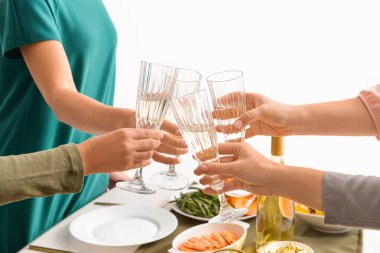 Arkadaşlar kadehleri şampanyayla tokuşturur, yakın plan