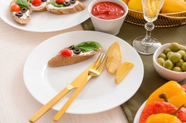 Büyük aile yemeği için masada yemek tabağı.