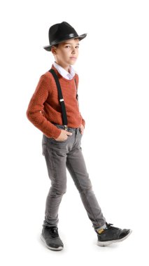 Beyaz arka plan üzerinde moda yakışıklı