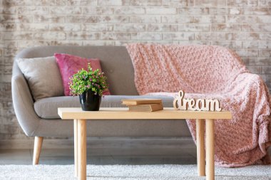 Modern oturma odasının içinde.