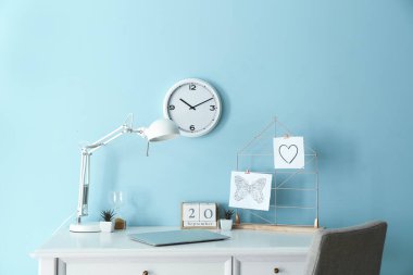 Renk duvarının yanında modern stil işyeri