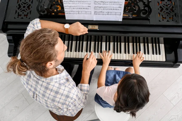 Man teaching little girl to play piano, top view — Stock Photo, Image