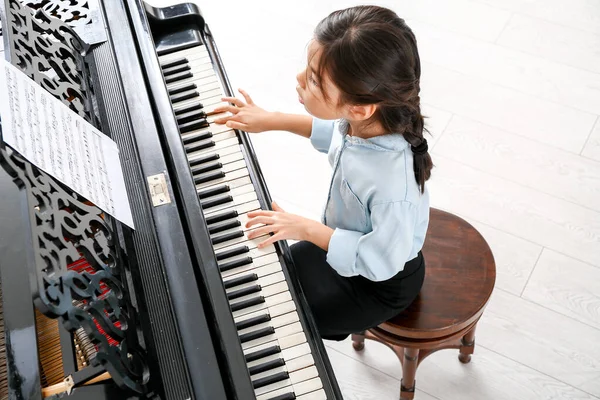 小女孩在家里弹大钢琴 — 图库照片