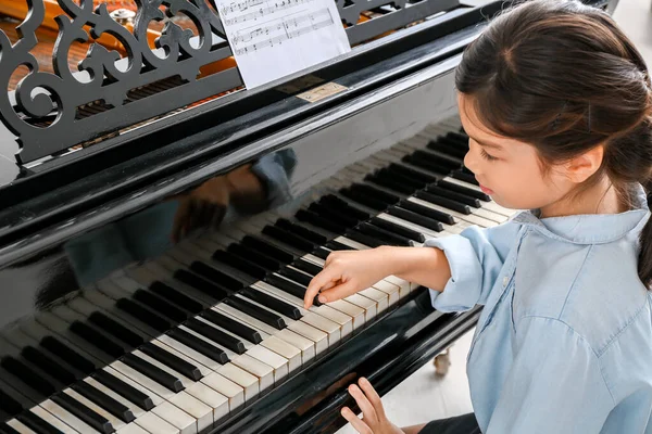 小女孩在家里弹大钢琴 — 图库照片