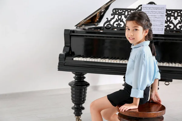 Niña tocando piano de cola en casa —  Fotos de Stock
