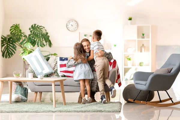 Crianças felizes conhecendo seu pai militar em casa — Fotografia de Stock