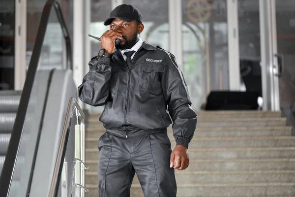 African-American security guard working in building — Stock Photo, Image