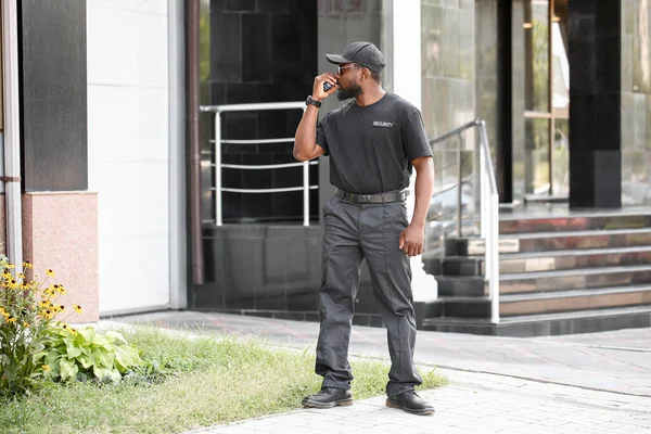 Guardia de seguridad afroamericano al aire libre — Foto de Stock