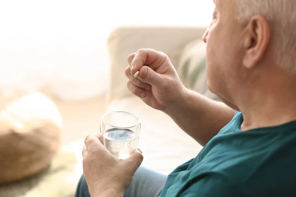 Uomo anziano che prende la medicina a casa — Foto Stock