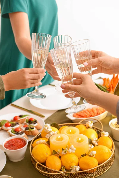 Amigos tintineando copas con champán durante la cena, primer plano — Foto de Stock