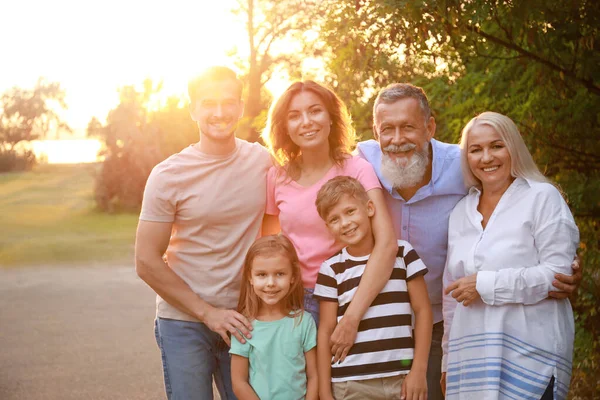 Retrato de una gran familia en el parque —  Fotos de Stock