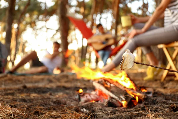 Roasting of marshmallow on fire in camp — Stock Photo, Image