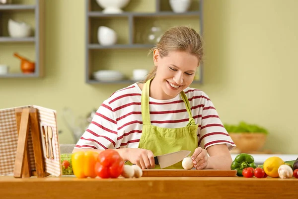 Schöne junge Frau kocht in Küche — Stockfoto