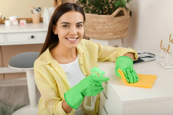 Mooie jonge vrouw schoonmaken badkamer — Stockfoto