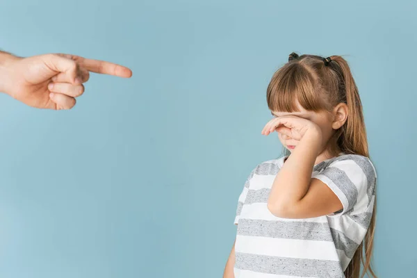 Angry father scolding his crying little daughter against color background — Stock Photo, Image