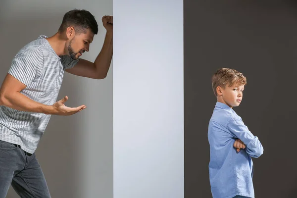 Apa a falon keresztül beszél a kisfiához. A szülő és a gyermek közötti félreértés fogalma — Stock Fotó