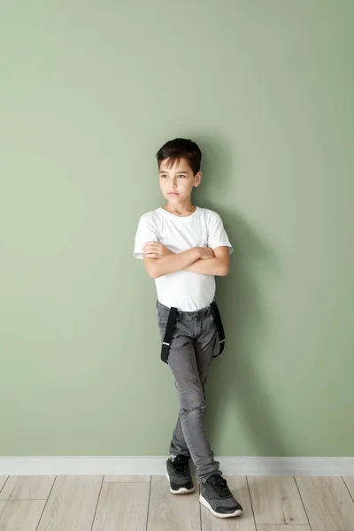 Söt fashionabla pojke nära färg vägg — Stockfoto