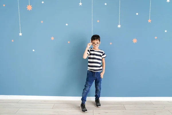 Милый модный мальчик возле цветной стены — стоковое фото