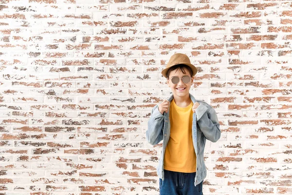 Lindo chico de moda contra la pared de ladrillo — Foto de Stock