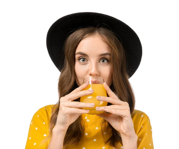 Schöne junge Frau mit Orangensaft auf weißem Hintergrund — Stockfoto