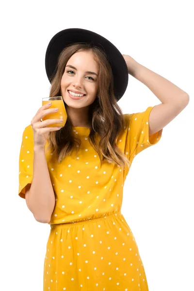 Красива молода жінка з апельсиновим соком на білому тлі — стокове фото