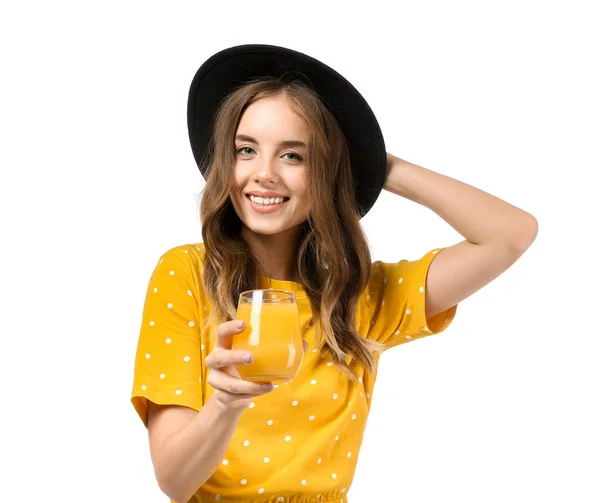 Όμορφη νεαρή γυναίκα με χυμό πορτοκάλι σε λευκό φόντο — Φωτογραφία Αρχείου