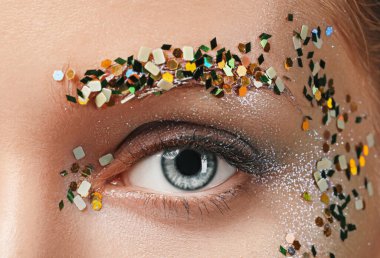 Yaratıcı kaşları olan genç bir kadın, yakın plan.