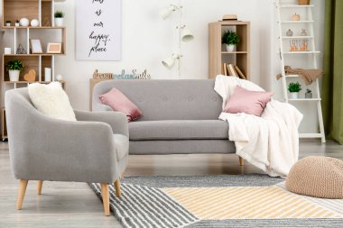 Modern konforlu odanın içi