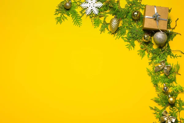 Hermosa composición de Navidad con regalo sobre fondo de color — Foto de Stock