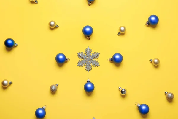 Mooie kerstcompositie op kleur achtergrond — Stockfoto