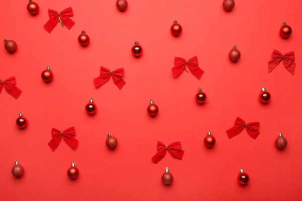 Vánoční koule s luky na barevném pozadí — Stock fotografie