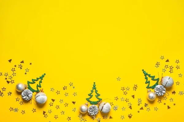 Krásná vánoční kompozice na barevném pozadí — Stock fotografie