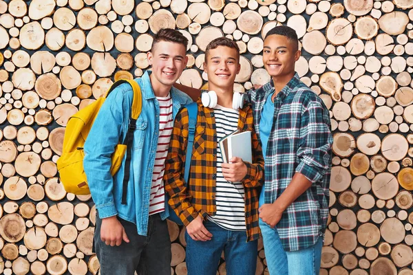 Cool adolescentes colegiales sobre fondo de madera — Foto de Stock