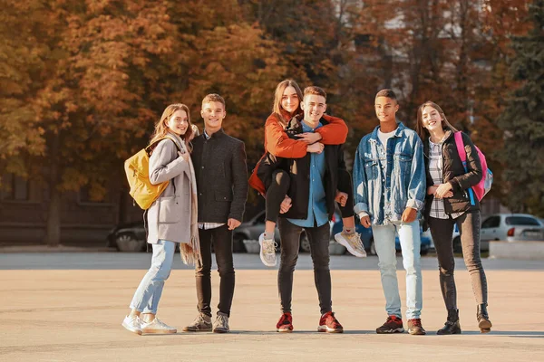 Skupina dospívajících studentů venku — Stock fotografie