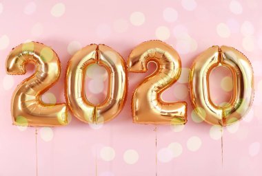 Renk arkaplanındaki balonlardan yapılmış 2020 şekli