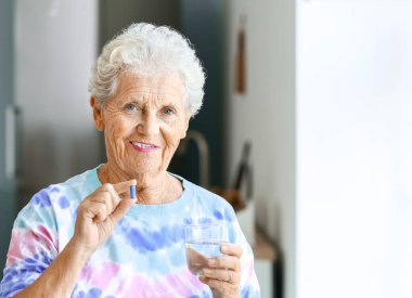 yaşlı kadın evde ilacı