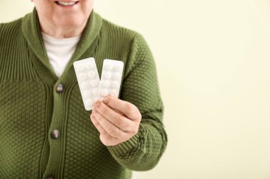 Renkli arka planda haplar ile yaşlı adam