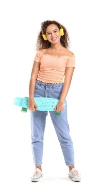 Kaykaylı güzel Afro-Amerikalı kadın beyaz arka planda müzik dinliyor.