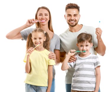 Beyaz arka planda diş fırçalayan aile portresi